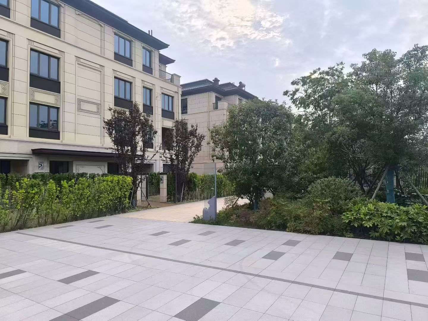 抚顺 芝麻白与芝麻白搭配铺装，尺寸1200*600